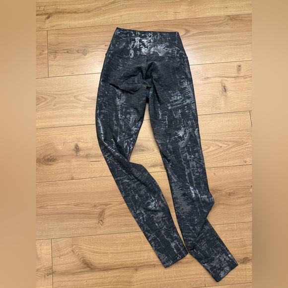 Lulu Lemon High-Waist Textured Black & Gray Leggings - Picture 3 of 3